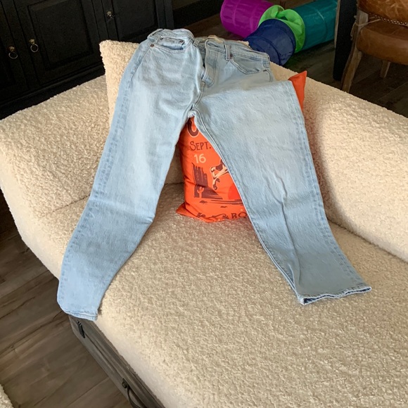 LIKE NEW LEVI’S - Picture 4 of 5